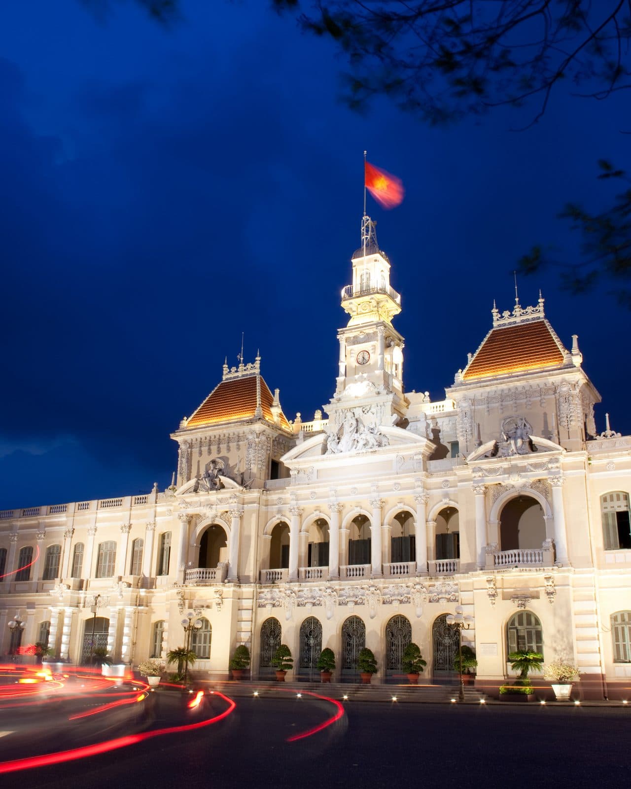Trụ sở UBND Sài Gòn lúc chạng vạng